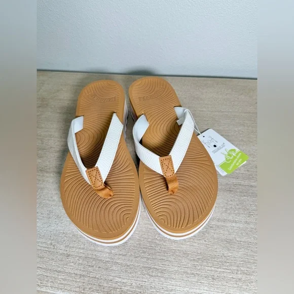 NWT KUAILU Sandal Flip Flop Thong Yoga Cushion Elegant White Tan Women Size 8 - Picture 1 of 10